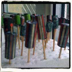 Tube shaped paper beads drying.